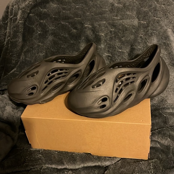 Easy foam runners from GOAT size 7 in men’s lightly worn onyx - Picture 7 of 12